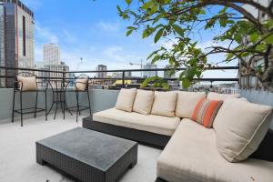 un sofá en un balcón con vistas a la ciudad en Private Penthouse in the heart of Seattle with views en Seattle