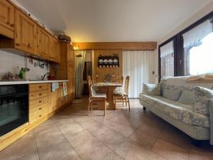 a living room with a couch and a table at Trilocale Il Cardo, Giustino in Giustino