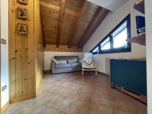 a living room with a couch and a window at Trilocale Il Cardo, Giustino in Giustino
