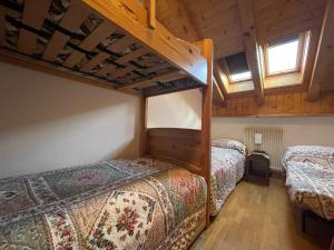 a bedroom with two bunk beds in a cabin at Trilocale Il Cardo, Giustino in Giustino