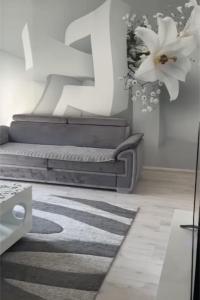 uma sala de estar com um sofá e um tapete em Modern & cozy 2-bedroom vacation home in Sarajevo em Sarajevo