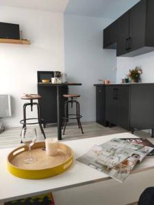 Kuchyň nebo kuchyňský kout v ubytování Le Studio de Paulette + 12 fotografií