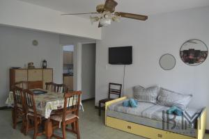 ein Wohnzimmer mit einem Tisch und einem Esszimmer in der Unterkunft B&M in Mendoza