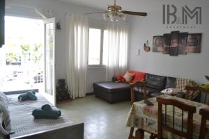 ein Wohnzimmer mit einem Sofa und einem Tisch in der Unterkunft B&M in Mendoza