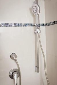 La salle de bains est pourvue d'une douche avec un pommeau de douche. dans l'établissement Gallery studio apartment, à Tel Aviv