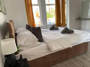 Un pat sau paturi într-o cameră la Captivating 1-Bed Apartment in Newport
