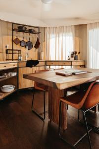 cocina con mesa de madera y sillas en Walden Retreats Hill Country en Johnson City