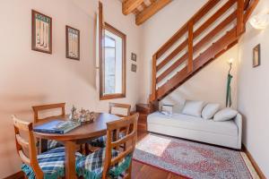 ein Wohnzimmer mit einem Tisch und einem Sofa in der Unterkunft Il Vivaio di Villa Grimani Morosini in Martellago