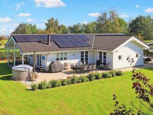 une maison avec des panneaux solaires en haut dans l'établissement Holiday home Otterup XXIV, à Otterup