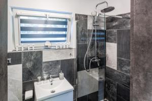 La salle de bains est pourvue d'une douche et d'un lavabo. dans l'établissement Vilka u Dyje, à Znojmo