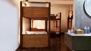 シェムリアップにあるSok Hotel And Coffee Siem Reapの二段ベッド2台と鏡が備わる客室です。