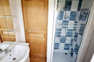a bathroom with a shower and a sink and a toilet at Belle maison spacieuse proximité mer in Le Crotoy