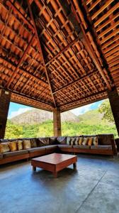 a living room with a couch and a table at Apt Flat 225 Condomínio Pedra do Rodeadouro in Bonito