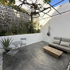 um pátio com um sofá, uma mesa e cadeiras em Caretta Caretta's House em Los Llanos de Aridane