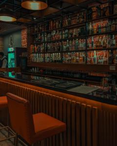 un bar con una silla en una habitación en Grand Victoria Boutique Hotel, en Loja