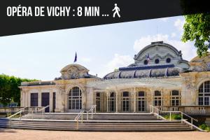 Un grand bâtiment avec des escaliers se trouve juste devant. dans l'établissement Villa Vichéia - Appartement 13, à Vichy