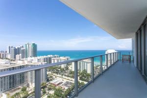 ハリウッドにある2BR & 2BA Corner Suite Ocean Views at Hyde Beach House - NO FEES till Dec 31, 2025の海が見えるバルコニー