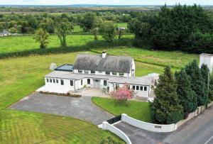 una vista aérea de una gran casa blanca en Dillon School House - Luxury in the countryside, en Roscommon