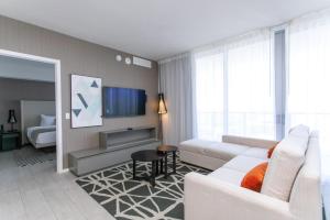 ハリウッドにある2BR & 2BA Corner Suite Ocean Views at Hyde Beach House - NO FEES till Dec 31, 2025のリビングルーム(白いソファ付)、ベッドルーム1室