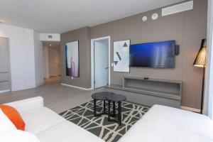 ハリウッドにある2BR & 2BA Corner Suite Ocean Views at Hyde Beach House - NO FEES till Dec 31, 2025のソファと壁掛けテレビのあるリビングルーム +37枚の写真
