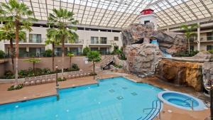 una piscina en un hotel con un tobogán de agua en Best Western Plus Lamplighter Inn & Conference Centre, en London