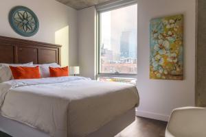 a bedroom with a large bed and a window at 2BR Executive Suite With Fast Wi-Fi in Chicago