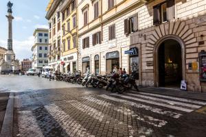 ローマにあるThebestinrome Piazza di Spagnaの建物の隣に停められた一列のバイク