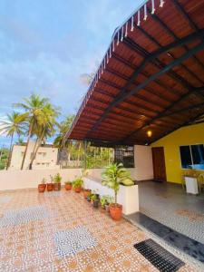 eine Terrasse mit Topfpflanzen auf einem Gebäude in der Unterkunft Pal's Cottage in Mysore