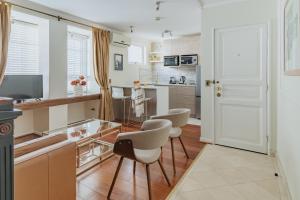 Dapur atau dapur kecil di Orly Suites