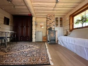 1 dormitorio con 1 cama y chimenea en una habitación en Metsakuurorti puhkekeskus, Mummila house, en Saula