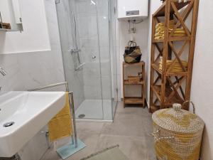 y baño con ducha y lavamanos. en Entzückendes Apartment im Zentrum, en Graz