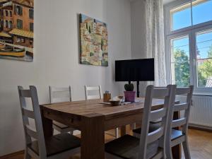 comedor con mesa de madera y sillas en Entzückendes Apartment im Zentrum, en Graz