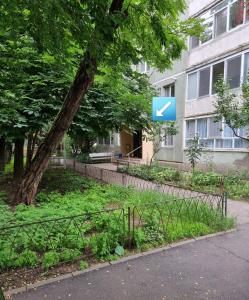 una señal azul frente a un edificio en NEW Iorga2 OldCity SelfCheckIn, en Timisoara