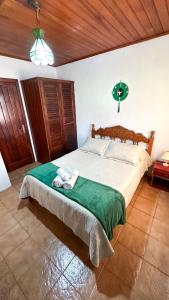 坎普斯杜若爾當的住宿－Pousada Casa D'Antonia，一间卧室配有一张床,上面有两条毛巾