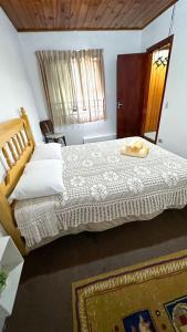 Un dormitorio con una cama y una bandeja. en Pousada Casa D'Antonia, en Campos do Jordão