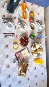 una mesa cubierta con platos y comida en una mesa en Pousada Casa D'Antonia, en Campos do Jordão