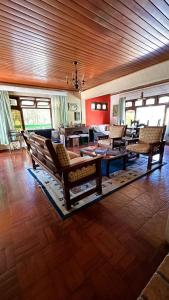 坎普斯杜若爾當的住宿－Pousada Casa D'Antonia，客厅配有椅子、沙发和桌子