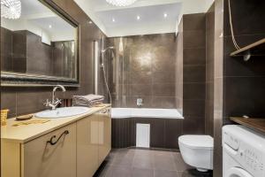 Un baño de Warsaw Atelier - Central, Parking, Metro Nearby - by Rentujemy