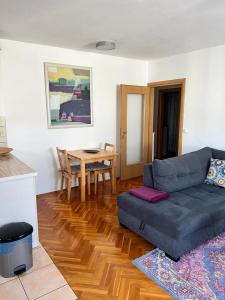 ein Wohnzimmer mit einem Sofa und einem Tisch in der Unterkunft Apartment Sunny day in Livno