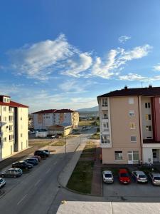 eine Stadtstraße mit Autos auf einem Parkplatz in der Unterkunft Apartment Sunny day in Livno