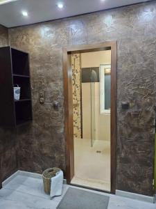 baño con ducha y puerta de cristal en Дунав билдингс 3, en Pleven