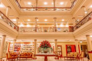 un vestíbulo con una mesa con flores. en Grand Victoria Boutique Hotel, en Loja