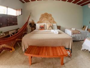 sypialnia z dużym łóżkiem z drewnianym zagłówkiem w obiekcie Apt Flat 210 Condomínio Pedra do Rodeadouro w mieście Bonito