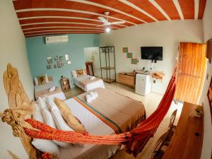 a bedroom with a hammock in a room at Apt Flat 210 Condomínio Pedra do Rodeadouro in Bonito
