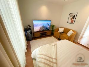 uma sala de estar com uma televisão e um sofá em Modern studio with self check-in em Riyadh