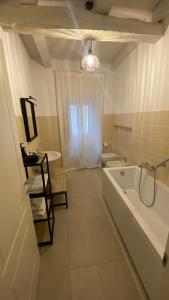 een badkamer met een bad en een wastafel bij I giardini del borgo in Vico nel Lazio