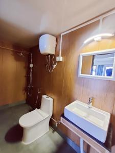 ein Bad mit einem WC und einem Waschbecken in der Unterkunft Mandala Fram Stay in Darjeeling