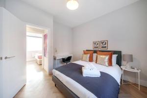 1 dormitorio con 1 cama con 2 toallas en Cosy Tooting Retreat: 2-Bed Gem, en Londres