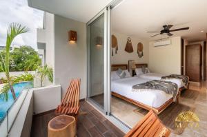 Postel nebo postele na pokoji v ubytování NHOA 207C Lux 1BR Condo Pool View in Aldea Zama + 18 fotografií