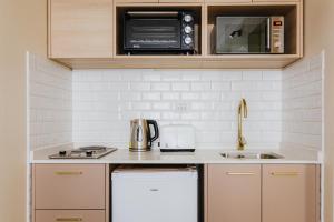 Dapur atau dapur kecil di Orly Suites